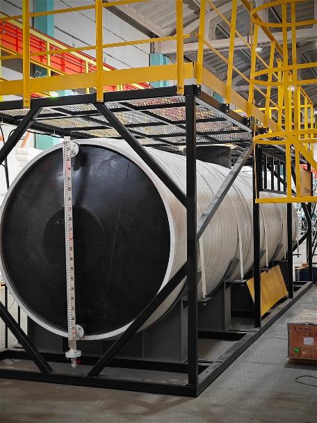 Завод «Ин Пласт Полимер», по заказу ООО «РН-Юганскнефтегаз», изготовил горизонтальные полиэтиленовые резервуары СВТ2000*8000мм, объемом 25м3 для хранения соляной кислоты